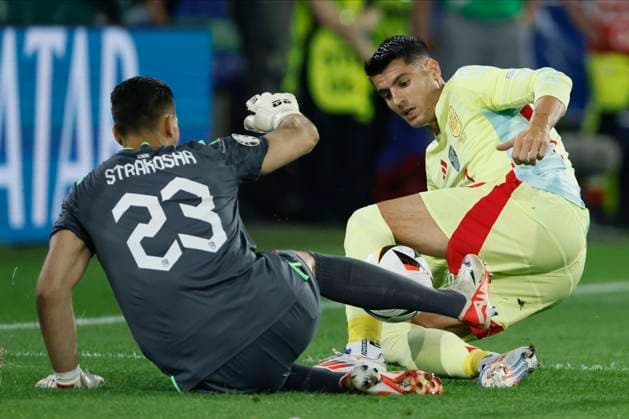Albania v Spain: Group B - UEFA EURO, EM, Europameisterschaft,Fussball 2024 Thomas Strakosha, Goalkeeper of Albania and Alvaro Morata of Spain challenge during the UEFA EURO 2024 group stage match between Albania and Spain at Düsseldorf Arena on June 24, 2024 in Dusseldorf, Germany. Düsseldorf Düsseldorf Arena Germany Germany Copyright: xRichardxSellers Sportsphoto APLx 14042547