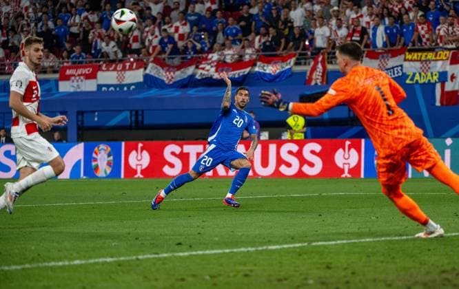 Fussball, Herren, Saison 2023 24, UEFA EURO, EM, Europameisterschaft,Fussball 2024, Gruppe B (3. Spieltag) in Leipzig, Kroatien - Italien, Mattia Zaccagni (Italien) erzielt das Tor zum 1:1 gegen Josip Stanisic (Kroatien) und Torhüter Dominik Livakovic (Kroatien), 24.06. 2024, Copyright: xMatthiasxKochx