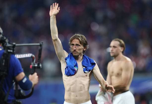 24.06.2024, xtgx, Fussball EM 2024, Kroatien - Italien emspor, v.l. Luka Modric (Kroatien Croatia) enttaeuscht, enttaeuscht schauend, dissapointed bedankt bedanken sich bei den Fans (UEFA REGULATIONS PROHIBIT ANY USE OF PHOTOGRAPHS as IMAGE SEQUENCES and or QUASI-VIDEO) Leipzig