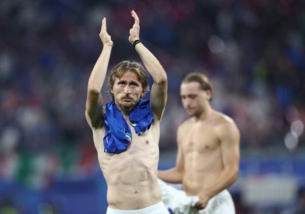 24.06.2024, xtgx, Fussball EM 2024, Kroatien - Italien emspor, v.l. Luka Modric (Kroatien Croatia) enttaeuscht, enttaeuscht schauend, dissapointed bedankt bedanken sich bei den Fans (UEFA REGULATIONS PROHIBIT ANY USE OF PHOTOGRAPHS as IMAGE SEQUENCES and or QUASI-VIDEO) Leipzig