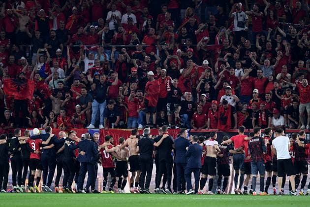 Fußball UEFA EURO, EM, Europameisterschaft,Fussball 2024 Gruppenphase 3. Spieltag Albanien - Spanien am 24.06.2024 in der Düsseldorf Arena in Düsseldorf Albanien Spieler werden von den Fans Zuschauer gefeiert