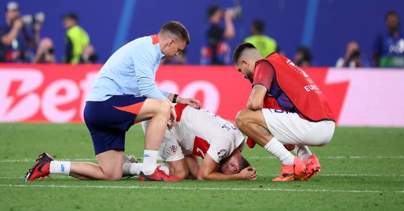 Kroatien - Italien UEFA EURO, EM, Europameisterschaft,Fussball 2024 Leipzig, 24.06.2024, Leipzig Stadium, Fußball, UEFA EURO 2024 Germany , Gruppe B, Vorrunde , Kroatien CRO vs. Italien ITA 1:1 (0:0) , Im Bild: Enttäuschung nach dem Spiel. Josip Stanisic (2, Kroatien). , Nur für journalistische Zwecke. Only for editorial use! , UEFA Êregulations prohibit any use of photographs as image sequences and or quasi-video. ,