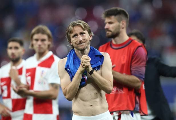 24.06.2024, xtgx, Fussball EM 2024, Kroatien - Italien emspor, v.l. Luka Modric (Kroatien Croatia) enttaeuscht, enttaeuscht schauend, dissapointed bedankt bedanken sich bei den Fans (UEFA REGULATIONS PROHIBIT ANY USE OF PHOTOGRAPHS as IMAGE SEQUENCES and or QUASI-VIDEO) Leipzig