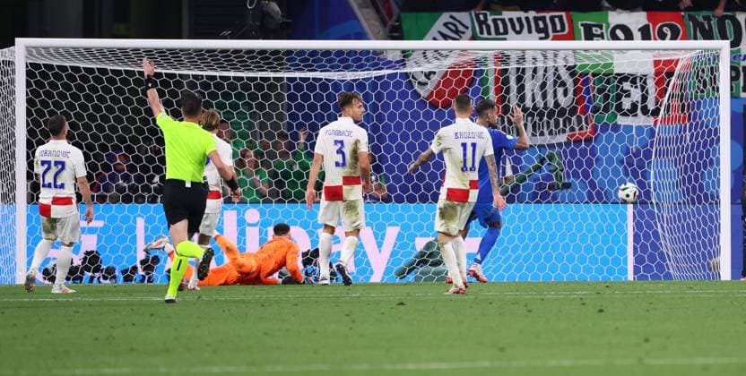 Kroatien - Italien UEFA EURO, EM, Europameisterschaft,Fussball 2024 Leipzig, 24.06.2024, Leipzig Stadium, Fußball, UEFA EURO 2024 Germany , Gruppe B, Vorrunde , Kroatien CRO vs. Italien ITA , Im Bild: Tor für Italien. Der Treffer zum 1:1. Mattia Zaccagni (20, ITA) trifft in der Nachspielzeit. , Nur für journalistische Zwecke. Only for editorial use! , UEFA Êregulations prohibit any use of photographs as image sequences and or quasi-video. ,