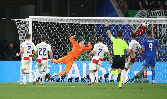 24.06.2024, xtgx, Fussball EM 2024, Kroatien - Italien emspor, v.l. Mattia Zaccagni (Italien) , Dominik Livakovic (Kroatien Croatia) Goal scored, erziehlt das Tor zum 1:1 (UEFA REGULATIONS PROHIBIT ANY USE OF PHOTOGRAPHS as IMAGE SEQUENCES and or QUASI-VIDEO) Leipzig