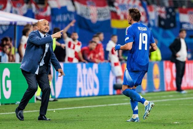 UEFA EURO, EM, Europameisterschaft,Fussball 2024: Kroatien - Italien; 24.06.2024 Luciano Spalletti (Cheftrainer, Trainer Italien) gestikuliert Mateo Retegui (Italien, 19) zurück ins Spiel UEFA EURO 2024: Kroatien - Italien; Leipzig Stadium, Leipzig am 24.06.2024 Copyright: xBEAUTIFULxSPORTS Wunderlx