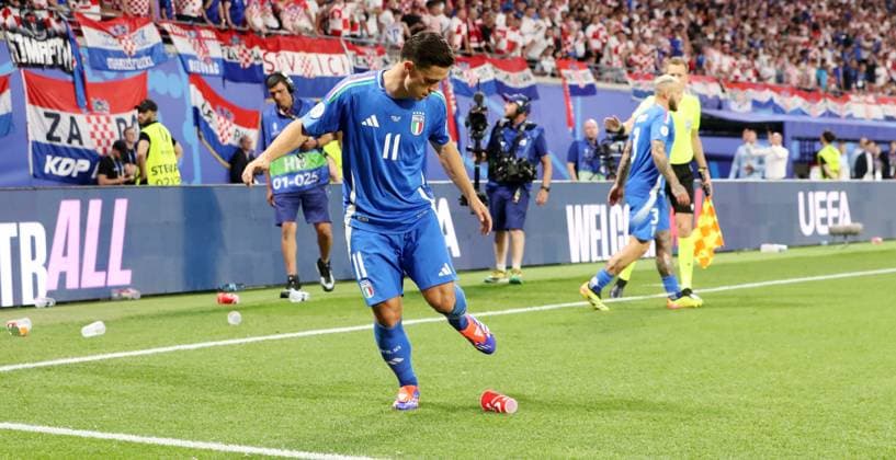Kroatien - Italien UEFA EURO, EM, Europameisterschaft,Fussball 2024 Leipzig, 24.06.2024, Leipzig Stadium, Fußball, UEFA EURO 2024 Germany , Gruppe B, Vorrunde , Kroatien CRO vs. Italien ITA , Im Bild: Giacomo Raspadori (11, ITA) kickt Bierbecher. , Nur für journalistische Zwecke. Only for editorial use! , UEFA Êregulations prohibit any use of photographs as image sequences and or quasi-video. ,