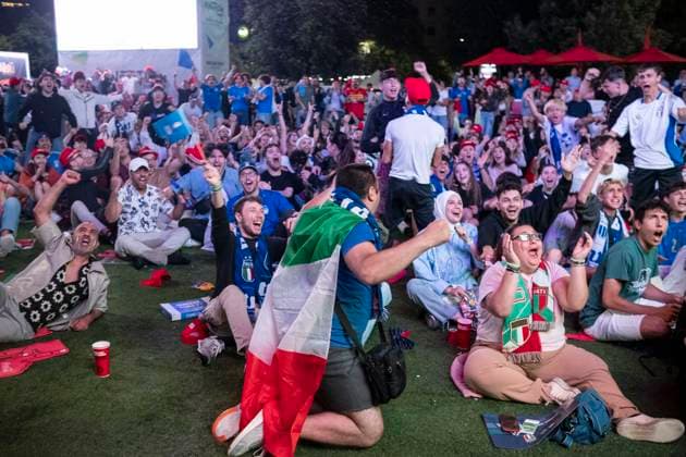 P.za Duca D Aosta. Milano Centrale maxischermo. Europei di calcio 2024: Italia-Croazia - Cronaca - Milano, Italia - LunedÃ¬ 24 giugno 2024 (Foto Alessandro Cimma Lapresse) P.za Duca D Aosta. Milano Centrale maxi-screen. European Football Championship 2024: Italy-Croatia - News - Milan, Italy - Monday 24 June 2024 (Photo Alessandro Cimma Lapresse)  Copyright: xAlessandroxCimma LaPressex