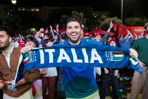 P.za Duca D Aosta. Milano Centrale maxischermo. Europei di calcio 2024: Italia-Croazia - Cronaca - Milano, Italia - LunedÃ¬ 24 giugno 2024 (Foto Alessandro Cimma Lapresse) P.za Duca D Aosta. Milano Centrale maxi-screen. European Football Championship 2024: Italy-Croatia - News - Milan, Italy - Monday 24 June 2024 (Photo Alessandro Cimma Lapresse)  Copyright: xAlessandroxCimma LaPressex