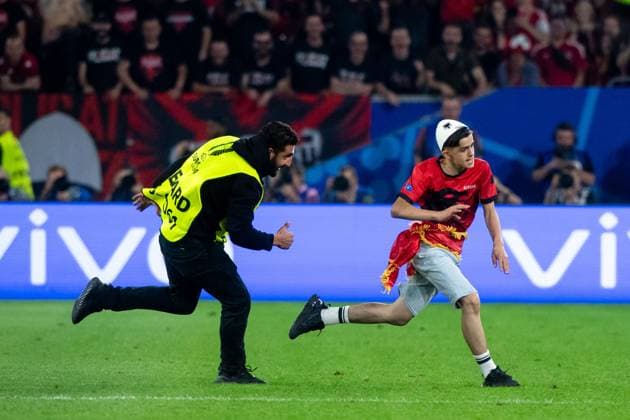Flitzer wird von Ordner verfolgt, GER, Albania (ALB) vs Spain (ESP), Fussball Europameisterschaft, UEFA EURO, EM, Europameisterschaft,Fussball 2024, Gruppe B, 3. Spieltag, 24.06.2024 GER, Albania (ALB) vs Spain (ESP), Fussball Europameisterschaft, UEFA EURO 2024, Gruppe B, 3. Spieltag, 24.06.2024 Duesseldorf Copyright: xEibner-Pressefoto Memmlerx EP_MMR