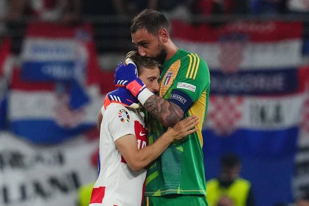 Sport Themen der Woche KW26 Sport Bilder des Tages GER: Croatia v Italy. UEFA EURO, EM, Europameisterschaft,Fussball 2024 Gianluigi Donnarumma of Italy and Luka Modric of Croatia at full time during the UEFA Euro 2024 match between Croatia and Italy, Group B, date 3, played at Red Bull Arena Stadium on June 24, 2024 in Leipzig, Germany. kpng Copyright: xBaguxBlancox xPRESSINPHOTOx PS_240624_CRO_ITA_1159