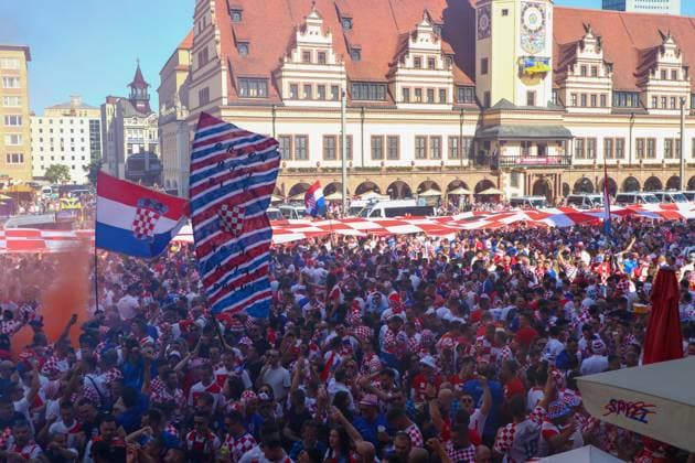 Leipzig - Über 10.000 Menschen: Kroaten bilden Fanmarsch zum EM-Stadion 24.06.2024 ab 16 Uhr Stadtgebiet Leipzig Vor dem dritten EM-Spiel in Leipzig zwischen Kroatien und Italien haben über 10.000 Kroaten einen Fanmarsch zwischen dem Leipziger Wilhelm-Leuschner-Platz und dem Stadion gebildet. Die Stimmung blieb friedlich, aber ausgelassen. Es wurde mehrmals Pyrotechnik gezündet. Außerdem wurden mehrere Intensiv-Fans von der Polizei kontrolliert. Um 21 Uhr beginnt die Partie. Die Polizei ist mit mehreren Tausend Polizisten aus Sachsen, anderen Bundesländern sowie aus Kroatien und Italien im Einsatz. Leipzig Sachsen Deutschland Copyright: xEHLxMedia BjörnxStachx 240624_em-fanmarsch-kroatien_14