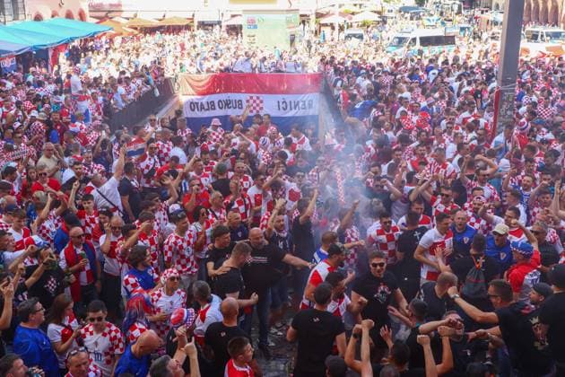 Leipzig - Über 10.000 Menschen: Kroaten bilden Fanmarsch zum EM-Stadion 24.06.2024 ab 16 Uhr Stadtgebiet Leipzig Vor dem dritten EM-Spiel in Leipzig zwischen Kroatien und Italien haben über 10.000 Kroaten einen Fanmarsch zwischen dem Leipziger Wilhelm-Leuschner-Platz und dem Stadion gebildet. Die Stimmung blieb friedlich, aber ausgelassen. Es wurde mehrmals Pyrotechnik gezündet. Außerdem wurden mehrere Intensiv-Fans von der Polizei kontrolliert. Um 21 Uhr beginnt die Partie. Die Polizei ist mit mehreren Tausend Polizisten aus Sachsen, anderen Bundesländern sowie aus Kroatien und Italien im Einsatz. Leipzig Sachsen Deutschland Copyright: xEHLxMedia BjörnxStachx 240624_em-fanmarsch-kroatien_19