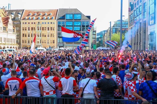 Leipzig - Über 10.000 Menschen: Kroaten bilden Fanmarsch zum EM-Stadion 24.06.2024 ab 16 Uhr Stadtgebiet Leipzig Vor dem dritten EM-Spiel in Leipzig zwischen Kroatien und Italien haben über 10.000 Kroaten einen Fanmarsch zwischen dem Leipziger Wilhelm-Leuschner-Platz und dem Stadion gebildet. Die Stimmung blieb friedlich, aber ausgelassen. Es wurde mehrmals Pyrotechnik gezündet. Außerdem wurden mehrere Intensiv-Fans von der Polizei kontrolliert. Um 21 Uhr beginnt die Partie. Die Polizei ist mit mehreren Tausend Polizisten aus Sachsen, anderen Bundesländern sowie aus Kroatien und Italien im Einsatz. Leipzig Sachsen Deutschland Copyright: xEHLxMedia BjörnxStachx 240624_em-fanmarsch-kroatien_8