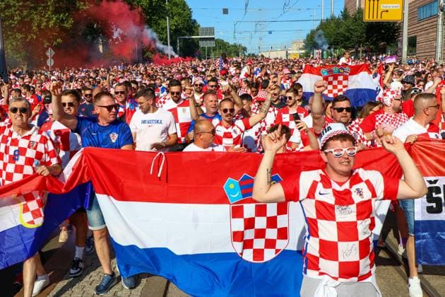 Leipzig - Über 10.000 Menschen: Kroaten bilden Fanmarsch zum EM-Stadion 24.06.2024 ab 16 Uhr Stadtgebiet Leipzig Vor dem dritten EM-Spiel in Leipzig zwischen Kroatien und Italien haben über 10.000 Kroaten einen Fanmarsch zwischen dem Leipziger Wilhelm-Leuschner-Platz und dem Stadion gebildet. Die Stimmung blieb friedlich, aber ausgelassen. Es wurde mehrmals Pyrotechnik gezündet. Außerdem wurden mehrere Intensiv-Fans von der Polizei kontrolliert. Um 21 Uhr beginnt die Partie. Die Polizei ist mit mehreren Tausend Polizisten aus Sachsen, anderen Bundesländern sowie aus Kroatien und Italien im Einsatz. Leipzig Sachsen Deutschland Copyright: xEHLxMedia BjörnxStachx 240624_em-fanmarsch-kroatien_24