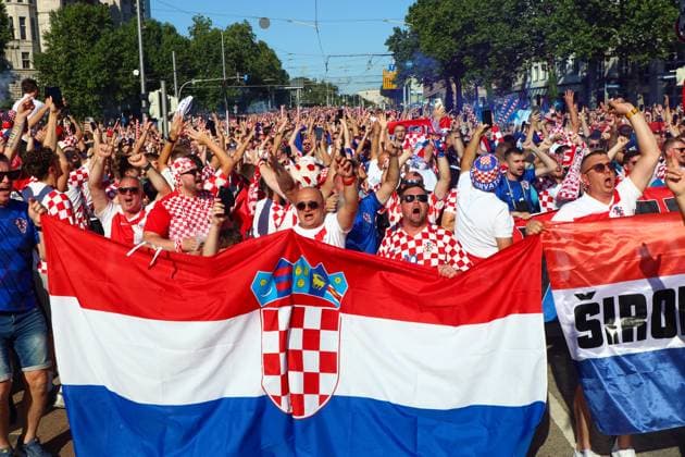 Leipzig - Über 10.000 Menschen: Kroaten bilden Fanmarsch zum EM-Stadion 24.06.2024 ab 16 Uhr Stadtgebiet Leipzig Vor dem dritten EM-Spiel in Leipzig zwischen Kroatien und Italien haben über 10.000 Kroaten einen Fanmarsch zwischen dem Leipziger Wilhelm-Leuschner-Platz und dem Stadion gebildet. Die Stimmung blieb friedlich, aber ausgelassen. Es wurde mehrmals Pyrotechnik gezündet. Außerdem wurden mehrere Intensiv-Fans von der Polizei kontrolliert. Um 21 Uhr beginnt die Partie. Die Polizei ist mit mehreren Tausend Polizisten aus Sachsen, anderen Bundesländern sowie aus Kroatien und Italien im Einsatz. Leipzig Sachsen Deutschland Copyright: xEHLxMedia BjörnxStachx 240624_em-fanmarsch-kroatien_25