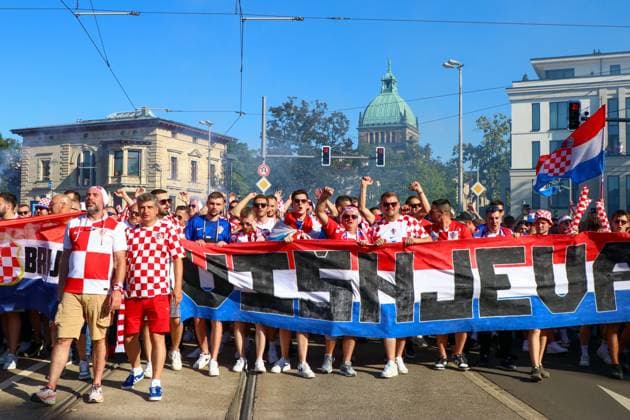 Leipzig - Über 10.000 Menschen: Kroaten bilden Fanmarsch zum EM-Stadion 24.06.2024 ab 16 Uhr Stadtgebiet Leipzig Vor dem dritten EM-Spiel in Leipzig zwischen Kroatien und Italien haben über 10.000 Kroaten einen Fanmarsch zwischen dem Leipziger Wilhelm-Leuschner-Platz und dem Stadion gebildet. Die Stimmung blieb friedlich, aber ausgelassen. Es wurde mehrmals Pyrotechnik gezündet. Außerdem wurden mehrere Intensiv-Fans von der Polizei kontrolliert. Um 21 Uhr beginnt die Partie. Die Polizei ist mit mehreren Tausend Polizisten aus Sachsen, anderen Bundesländern sowie aus Kroatien und Italien im Einsatz. Leipzig Sachsen Deutschland Copyright: xEHLxMedia BjörnxStachx 240624_em-fanmarsch-kroatien_27