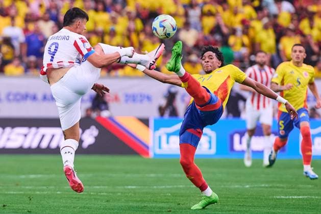 RECORD DATE NOT STATED Copa America USA 2024 Colombia 2-1 Paraguay Adam Bareiro (L) of Paraguay fights for the Johan Mojica (R) of Colombia during the game between Colombia and Paraguay as part of the CONMEBOL Copa America USA 2024 group D, at NRG Stadium, on June 24, 2024 in Houston, Texas, United States. HOUSTON TEXAS UNITED STATES  Copyright: xJONATHANxDUENASx 20240624190000_CA_GD_2024_COL_PAR_MOJICA92