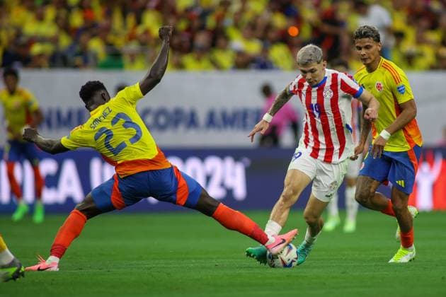 COLOMBIA - PARAGUAY, COPA AMERICA 2024 HOUSTON, TX, USA - JUNE 24TH 2024: Copa America first game of Group D between Colombia and Paraguay at the NRG Stadium. 23 Defender Colombia, Davinson Sanchez with a long toe to stop 19 Attacker Paraguay, Julio Enciso Mandatory Credit: Toby Tande Avant Sports Houston NRG Stadium TX USA Copyright: xTorbjornxTandex