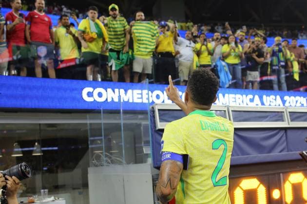 Sport Bilder des Tages Brazil v Costa Rica 24 June 2024 Inglewood USA, Copa America Brazil v Costa Rica - Danilo of Brazil gets involved in an argument with Brazil fans after the 0-0 draw. (Photo by Mark Leech). Inglewood California USA Copyright: xMarkxLeechxOffside