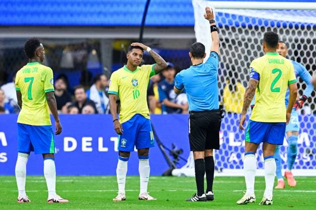 Sport Bilder des Tages RECORD DATE NOT STATED Copa America USA 2024 Brazil vs Costa Rica Rodrygo of Brazil and Referee Cesar Arturo Ramos of Mexico during the game between Brazil and Costa Rica as part of the CONMEBOL Copa America USA 2024 group D, at SoFi Stadium, on June 24, 2024 in Inglewood, California, United States. INGLEWOOD CALIFORNIA UNITED STATES  Copyright: xJorgexMartinezx 20240624210031_CA_GD_2024_BRA_CRC_RODRYGO94