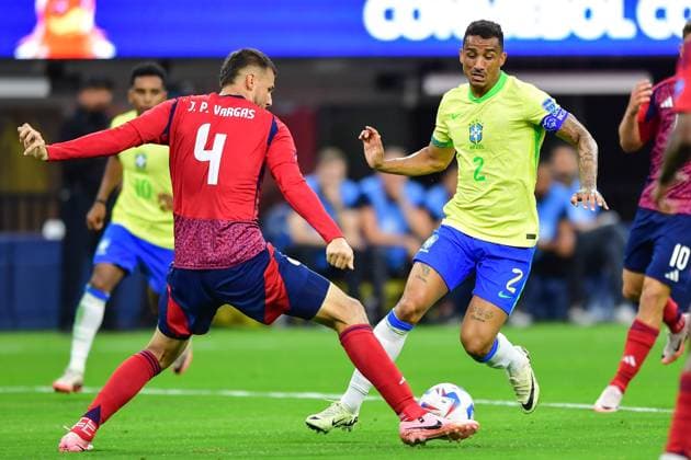 RECORD DATE NOT STATED Copa America USA 2024 Brazil vs Costa Rica Juan Pablo Vargas (L) of Costa Rica fights for the ball with Danilo (R) of Brazil during the game between Brazil and Costa Rica as part of the CONMEBOL Copa America USA 2024 group D, at SoFi Stadium, on June 24, 2024 in Inglewood, California, United States. INGLEWOOD CALIFORNIA UNITED STATES  Copyright: xIsaacxOrtizx 20240624212020_CA_GD_2024_BRA_CRC_DANILO138
