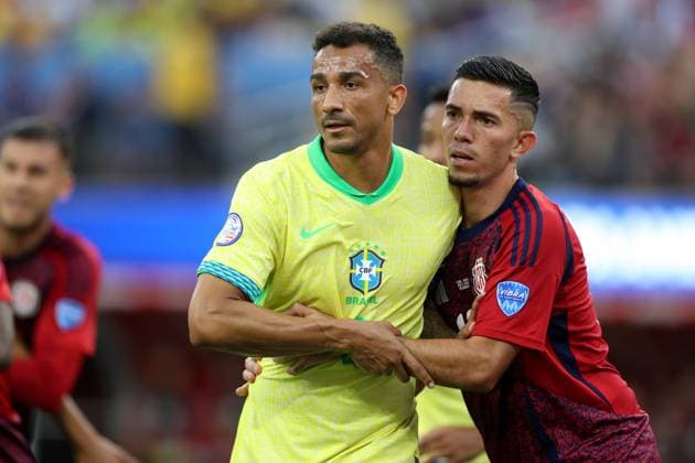Brazil v Costa Rica 24 June 2024 Inglewood USA, Copa America Brazil v Costa Rica - Danilo of Brazil is held at a corner kick. (Photo by Mark Leech). Inglewood California USA Copyright: xMarkxLeechxOffside