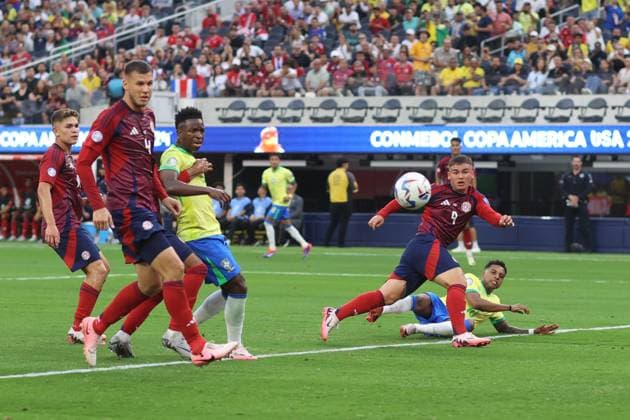 Brazil v Costa Rica 24 June 2024 Inglewood USA, Copa America Brazil v Costa Rica - Vinicius Junior of Brazil watches as a header by Rodrygo of Brazil goes across the goal area. (Photo by Mark Leech). Inglewood California USA Copyright: xMarkxLeechxOffside