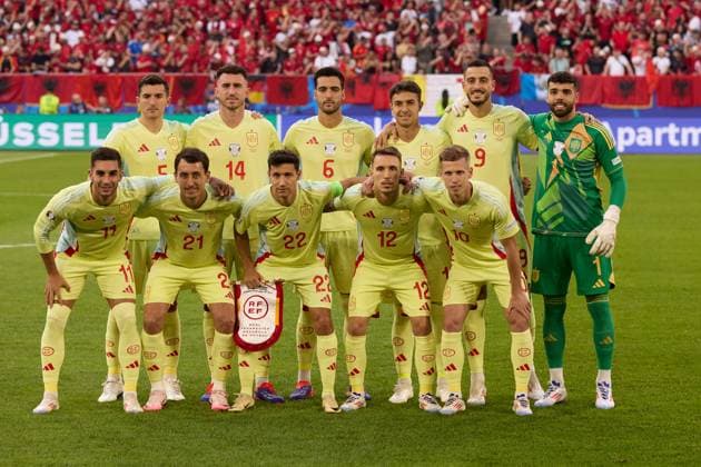 (240625) -- DUSSELDORF, June 25, 2024 -- Starting players of Spain line up prior to the UEFA EURO, EM, Europameisterschaft,Fussball 2024 Group B match between Spain and Albania in Dusseldorf, Germany, on June 24, 2024. ) (SP)GERMANY-DUSSELDORF-FOOTBALL-EURO 2024-SPAIN VS ALBANIA MengxDingbo 