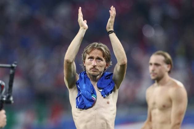 24.06.2024, xtgx, Fussball EM 2024, Kroatien - Italien emspor, v.l. Luka Modric (Krotaien, 10) Bedankt sich bei den Fans enttaeuscht, enttäuscht, schaut enttaeuscht, niedergeschlagen, disappointed (DFL DFB REGULATIONS PROHIBIT ANY USE OF PHOTOGRAPHS as IMAGE SEQUENCES and or QUASI-VIDEO) Leipzig