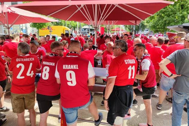Berlin, Deutschland, 25.06.2024: Brandenburger Tor Unter den Linden: Fußball-EM 2024, Gruppe D, Niederlande - Österreich: Österreichische Fans feiern am Mittag vor dem letzten Vorrundenspiel Copyright: xdtsxNachrichtenagenturx dts_41678