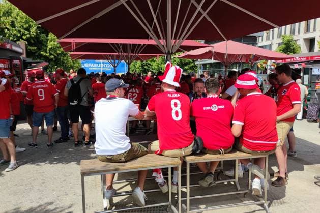 Berlin, Deutschland, 25.06.2024: Brandenburger Tor Unter den Linden: Fußball-EM 2024, Gruppe D, Niederlande - Österreich: Österreichische Fans feiern am Mittag vor dem letzten Vorrundenspiel Copyright: xdtsxNachrichtenagenturx dts_41668