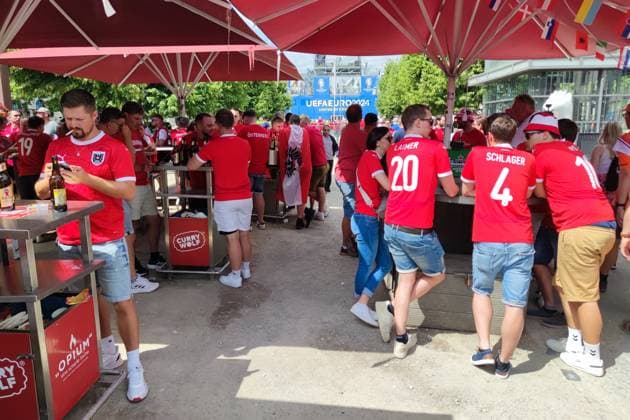 Berlin, Deutschland, 25.06.2024: Brandenburger Tor Unter den Linden: Fußball-EM 2024, Gruppe D, Niederlande - Österreich: Österreichische Fans feiern am Mittag vor dem letzten Vorrundenspiel Copyright: xdtsxNachrichtenagenturx dts_41677