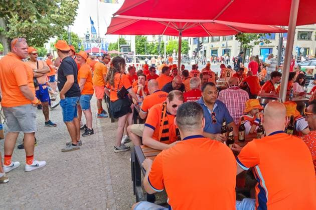 Berlin, Deutschland, 25.06.2024: Brandenburger Tor Unter den Linden: Fußball-EM 2024, Gruppe D, Niederlande - Österreich: Niederländische Fans feiern am Mittag vor dem letzten Vorrundenspiel und trinken Bier Copyright: xdtsxNachrichtenagenturx dts_41679
