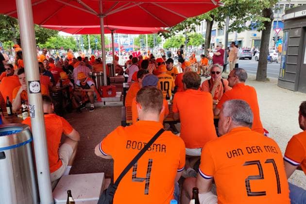 Berlin, Deutschland, 25.06.2024: Brandenburger Tor Unter den Linden: Fußball-EM 2024, Gruppe D, Niederlande - Österreich: Niederländische Fans feiern am Mittag vor dem letzten Vorrundenspiel und trinken Bier Copyright: xdtsxNachrichtenagenturx dts_41680