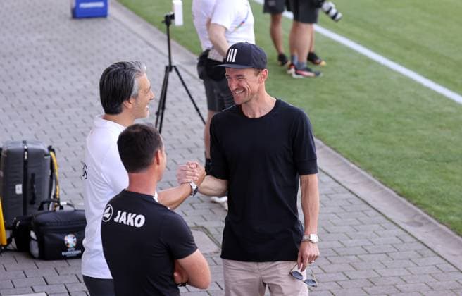 Sport Bilder des Tages 25.06.24 Schweiz Training Deutschland, Stuttgart, 25.06.2024, Fussball, UEFA EURO, EM, Europameisterschaft,Fussball 2024, Schweiz Training: v.l. Murat Yakin (Trainer), Christian Gentner (VfB Stuttgart).