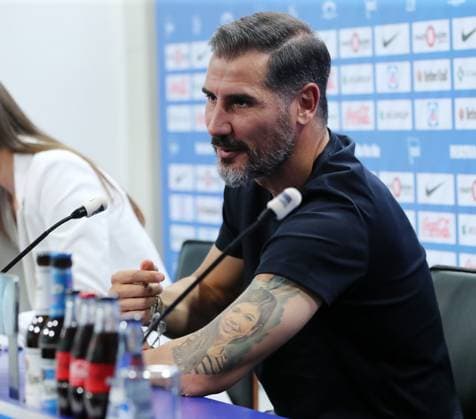 Trainer Cristian Fiel erklärt Tattoos auf dem Arm, Sohn und Tochter PK Pressekonferenz zur Trainervorstellung Fußball Fussball DFL Bundesliga Herren Saison 2024 2025 25.06.2024 Hertha BSC Berlin