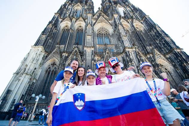 25.06.2024 - Fußball, Europameisterschaft 2024 in Deutschland, Fans in Köln England - Slowenien: Slowenische Fans vor dem Spiel am Kölner Dom. Köln Nordrhein-Westfalen Deutschland
