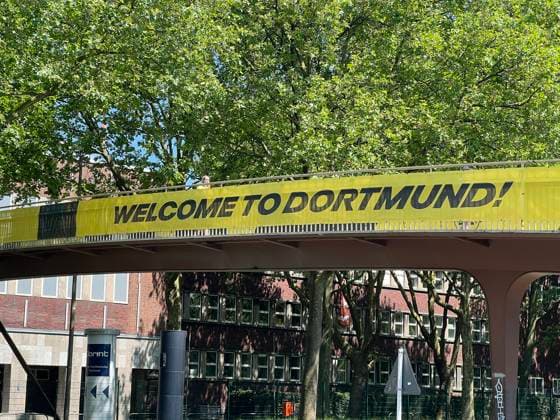 Fußgängerbrücke über den Rheinland-Damm mit Grußbotschaft von Borussia Dortmund - Dortmund 25.06.2024: Frankreich vs. Polen, EURO2024 M32, Gruppe D, EM-Arena Dortmund