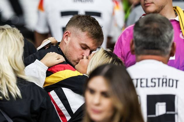 Fussball, UEFA EURO, EM, Europameisterschaft,Fussball 2024 Gruppe A - 3.Spieltag Schweiz - Deutschland 23.06.2024, Frankfurt Arena Maximilian Mittelstädt (Deutschland, 18) küsst seine Freundin Lea Prinz nach dem Spiel auf der Tribüne Frankfurt am Main Frankfurt Arena Hessen Deutschland