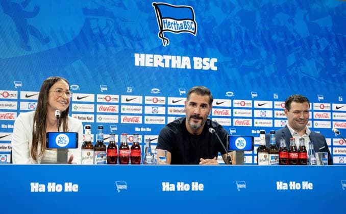 Fussball, Herren, Saison 2024 2025, 2. Bundesliga, Hertha BSC, Pressekonferenz, Vorstellung des neuen Trainers Cristian Fiel, v. l. Pressesprecherin Vera Krings (Hertha BSC), Trainer Cristian Fiel (Hertha BSC), Sportdirektor Benjamin Weber (Hertha BSC), 25.06. 2024,