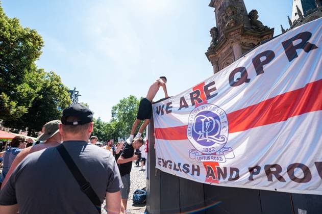 25.06.2024 - Fußball, Europameisterschaft 2024 in Deutschland, Fans in Köln England - Slowenien: Englische Fans spielen vor dem Spiel in der Innenstadt am Heumarkt Fußball. Ein Ball ist in einen Brunnen gefallen. Köln Nordrhein-Westfalen Deutschland
