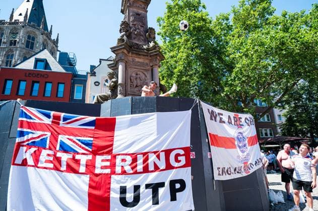 25.06.2024 - Fußball, Europameisterschaft 2024 in Deutschland, Fans in Köln England - Slowenien: Englische Fans spielen vor dem Spiel in der Innenstadt am Heumarkt Fußball. Ein Ball ist in einen Brunnen gefallen. Köln Nordrhein-Westfalen Deutschland
