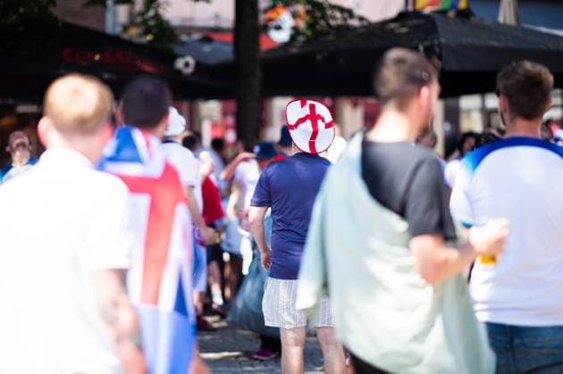 25.06.2024 - Fußball, Europameisterschaft 2024 in Deutschland, Fans in Köln England - Slowenien: Englische Fans vor dem Spiel in der Innenstadt. Köln Nordrhein-Westfalen Deutschland