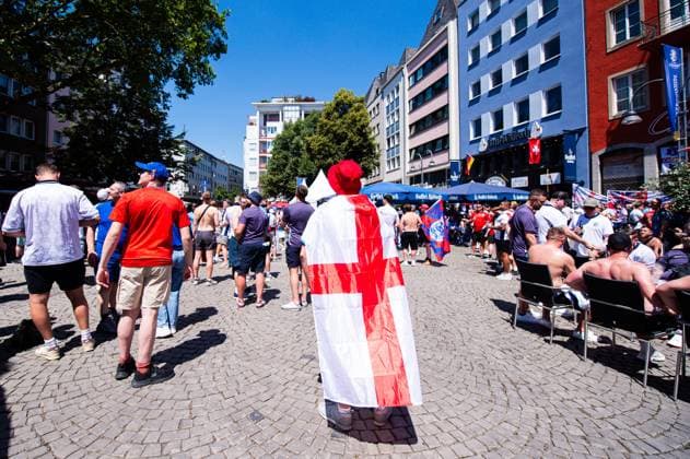 25.06.2024 - Fußball, Europameisterschaft 2024 in Deutschland, Fans in Köln England - Slowenien: Englische Fans vor dem Spiel in der Innenstadt in einer Gastronomie am Heumarkt. Köln Nordrhein-Westfalen Deutschland