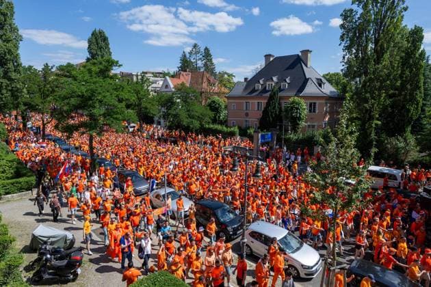 Fussball, Herren, Saison 2023 24, UEFA EURO, EM, Europameisterschaft,Fussball EM 2024, Gruppe D (3. Spieltag) in Berlin, Niederlande - Österreich, Fans von Holland in Stadionnähe am U-Bahnhof Neu-Westend, 25.06. 2024, Copyright: xMatthiasxKochx