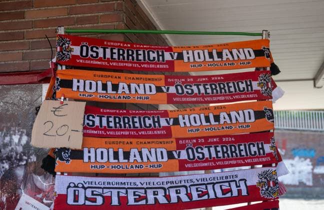 Fussball, Herren, Saison 2023 24, UEFA EURO, EM, Europameisterschaft,Fussball EM 2024, Gruppe D (3. Spieltag) in Berlin, Niederlande - Österreich, Verkauf von Schals zum Spiel für 20 Euro am U-Bahnhof Olympiastadion, 25.06. 2024, Copyright: xMatthiasxKochx