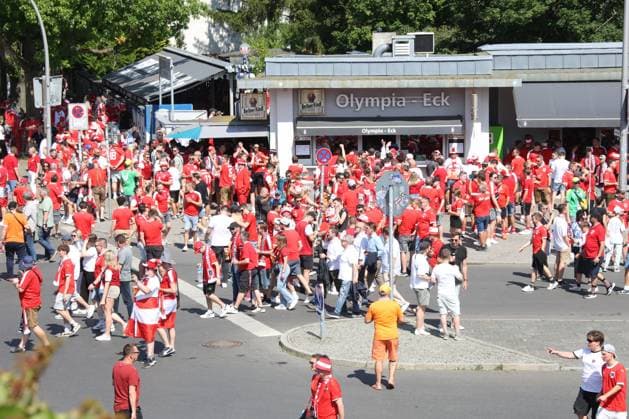 DEU, FIFA, EM-2024, Oestereich + Holland Fans, 25.06.2024, Berliner Olympiastadion, S-Bahn, , Berlin, DEU, FIFA, EM-2024, Oestereich + Holland Fans, im Bild vor dem S-Bahnhof Olympiastadion Foto: Juergen Engler nordphoto GmbH