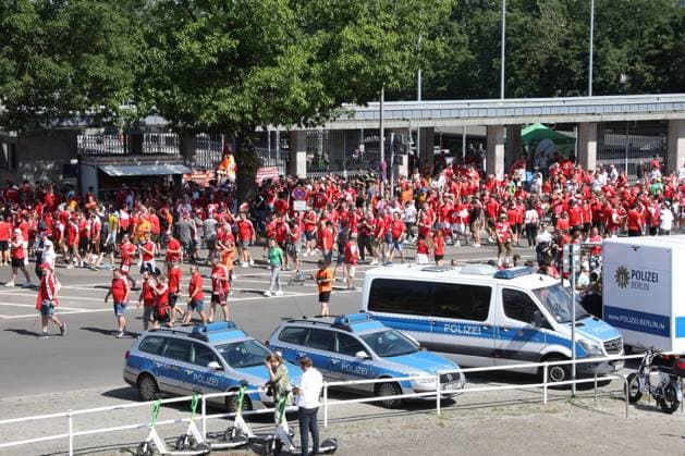 DEU, FIFA, EM-2024, Oestereich + Holland Fans, 25.06.2024, Berliner Olympiastadion, S-Bahn, , Berlin, DEU, FIFA, EM-2024, Oestereich + Holland Fans, im Bild vor dem S-Bahnhof Olympiastadion, Polizei Foto: Juergen Engler nordphoto GmbH