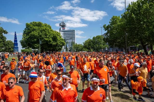 Fussball, Herren, Saison 2023 24, UEFA EURO, EM, Europameisterschaft,Fussball EM 2024, Gruppe D (3. Spieltag) in Berlin, Niederlande - Österreich, Fanmarsch der Fans der Niederlande, hier Theodor-Heuss-Platz Heerstraße, 25.06. 2024, Copyright: xMatthiasxKochx